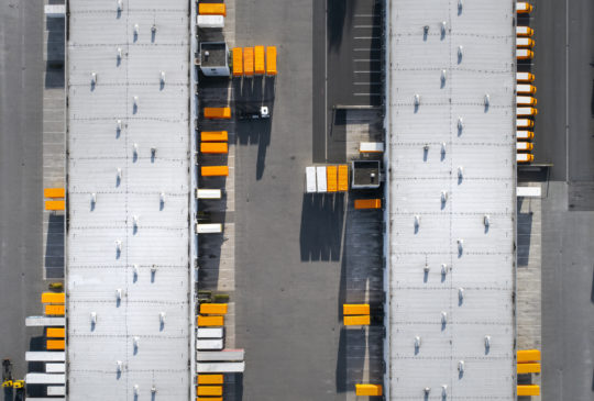 Parking du bâtiment logistique de distribution - vue aérienne